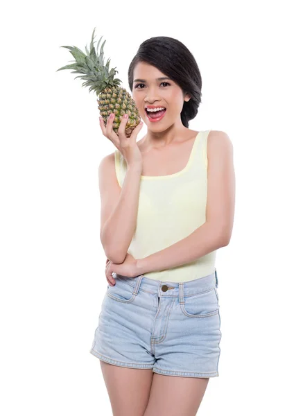 Glad Asiatisk Kvinna Håller Tropiska Ananas — Stockfoto