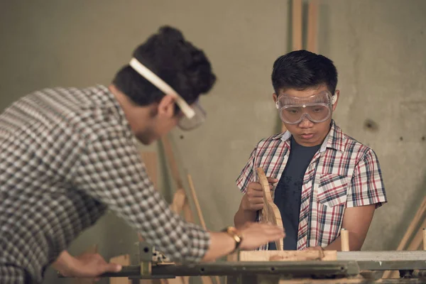 Woodworkers 아버지와 워크숍에 판자로 — 스톡 사진