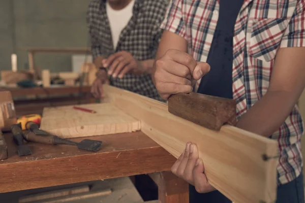 Плотники Мастерской Измеряют Деревянный Комод Обрезанное Изображение — стоковое фото