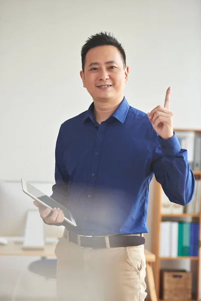 Porträt Eines Lächelnden Asiatischen Geschäftsmannes Der Den Finger Die Höhe — Stockfoto