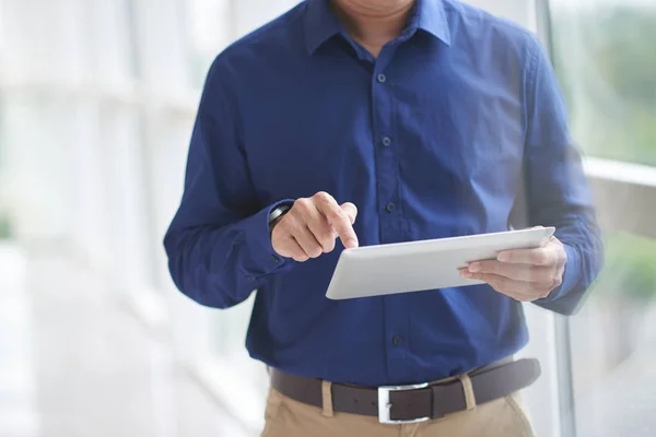 Handen Van Zakenman Met Behulp Van Toepassing Digitale Tablet — Stockfoto