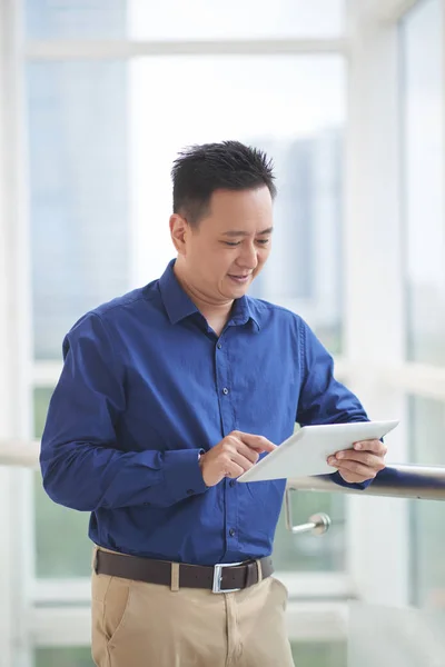 Lächelnder Unternehmer Liest Informationen Auf Tablet Computer — Stockfoto