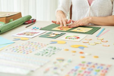 El yapımı tebrik kartı için dekorasyon ahşap masada otururken yapımında tanınmaz halde kadının yakın çekim shot sarılmış