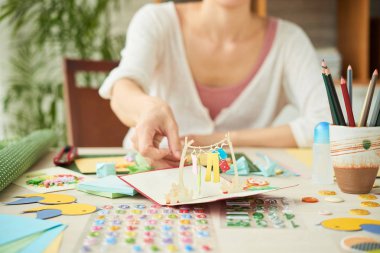 Kadının giysi kurutma ile komik tebrik kartı yapması kırpılmış görüntü