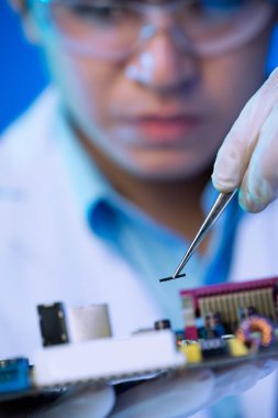 Elektronik devre kartı montajı forseps kullanarak mühendisi