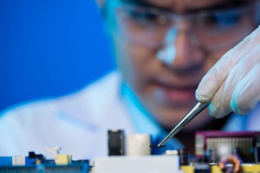 Elektronik devre kartı üzerindeki çipi koyarak mühendisinin resmini yakın çekim