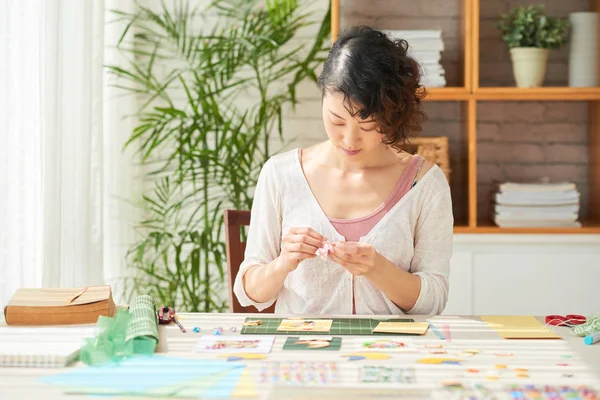 Mulher Japonesa Bonita Com Cabelo Encaracolado Sentado Mesa Madeira Sala — Fotografia de Stock