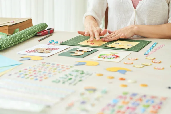 Primo Piano Donna Irriconoscibile Avvolta Nel Fare Decorazione Biglietto Auguri — Foto Stock