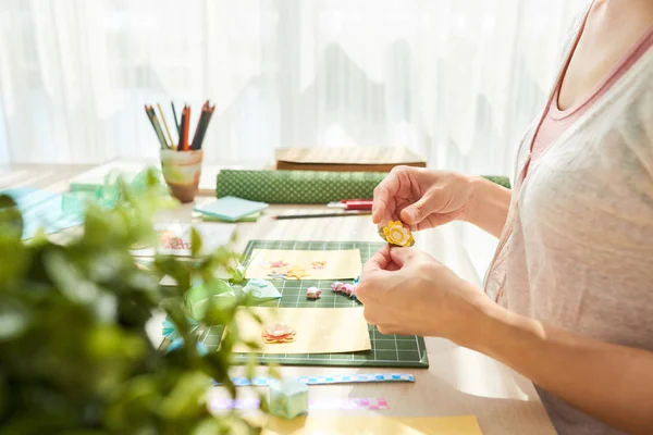 Primer Plano Mujer Irreconocible Sentada Mesa Madera Haciendo Tarjetas Felicitación — Foto de Stock