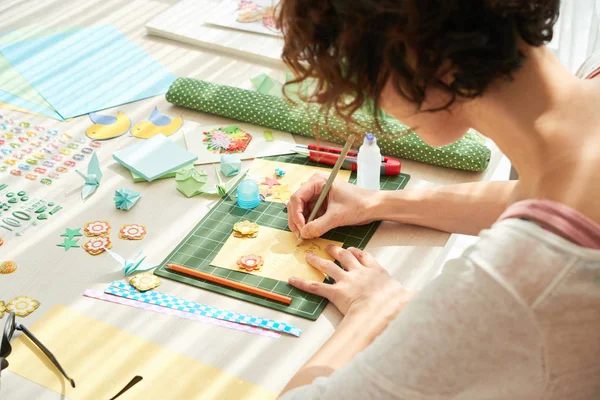 Mujer Haciendo Tarjeta Felicitación Colorida Mientras Está Sentado Mesa Madera —  Fotos de Stock