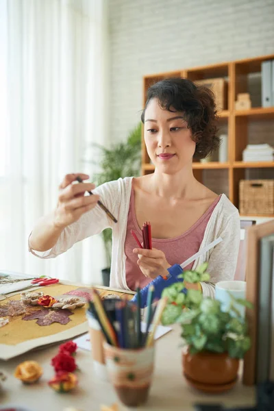 Junge Frau Wählt Farbe Des Bleistifts Zum Zeichnen — Stockfoto