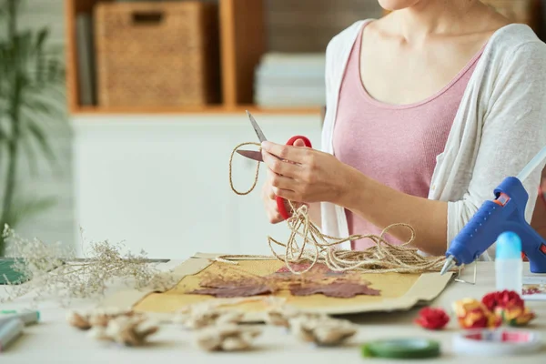 Bijgesneden Afbeelding Van Vrouw Foto Met Droge Bladeren Tekenreeks Maken — Stockfoto