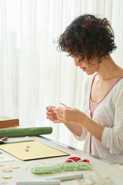 Mulher Japonesa Bonita Com Cabelo Encaracolado Gostando Colar — Fotografia de Stock