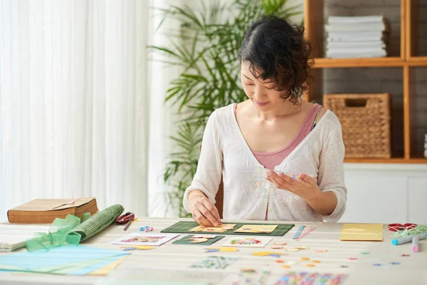 Mulher Asiática Talentosa Fazendo Cartões Saudação Mesa Casa — Fotografia de Stock