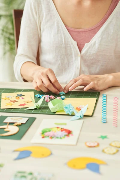 Bijgesneden Afbeelding Van Vrouw Maken Van Origami Met Papieren — Stockfoto