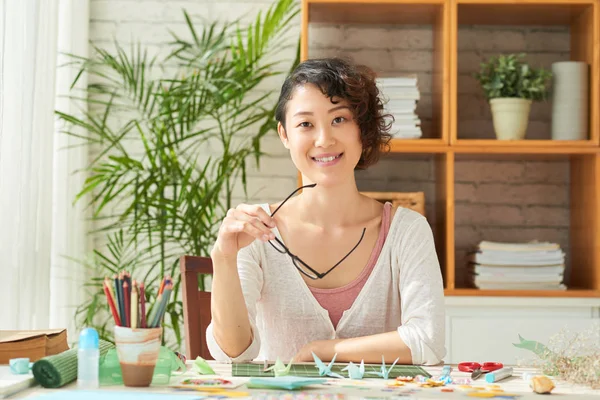 Portrait Femme Créative Vietnamienne Joyeuse Dans Son Studio — Photo