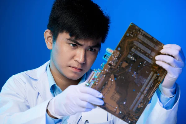 Professionele Aziatische Elektronische Ingenieur Die Kijken Naar Grote Circuit Bord — Stockfoto