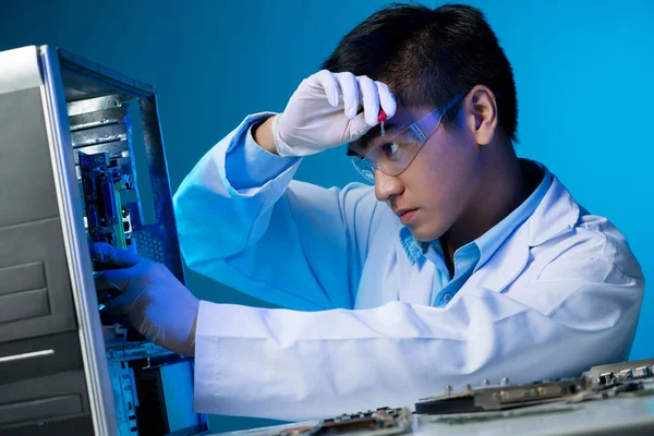 Vietnamese Electronic Engineer Assembling Personal Computer — Stock Photo, Image