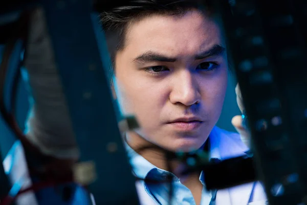 Fiatal Ázsiai Elektronikai Mérnök Dolgozik Robotika Projekt — Stock Fotó