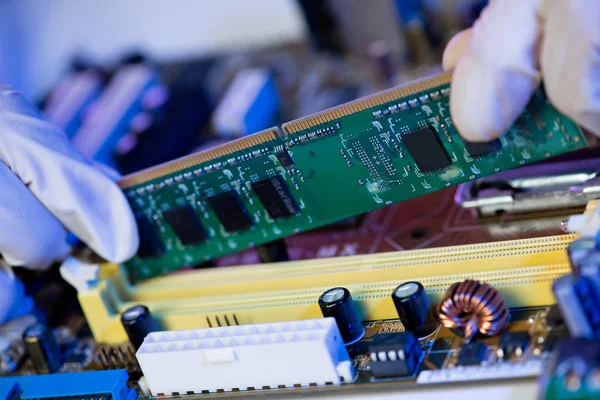 Nahaufnahme Einer Elektronischen Leiterplatte Der Hand Eines Ingenieurs — Stockfoto