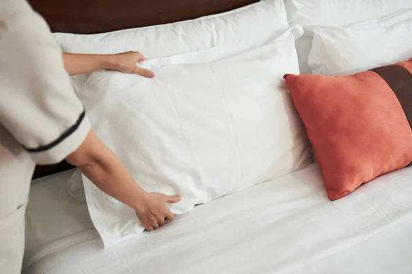Maid Arranging Pillows Queen Bed Hotel Room — Stock Photo, Image