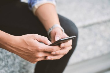 Erkek el modern smartphone, arka plan bulanık kullanarak yakın çekim shot
