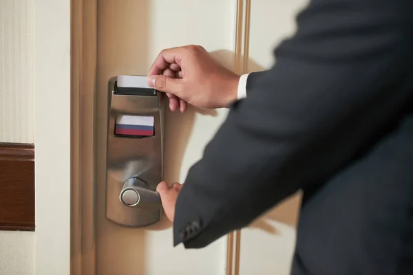 Человек Использующий Электронный Ключ Открывает Дверь Номер Отеле — стоковое фото