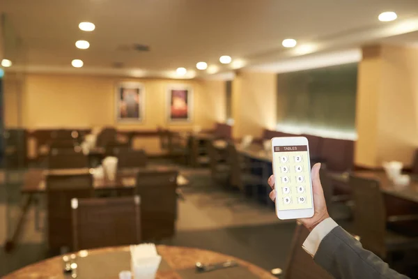 Manager Bankiet Rozmieszczanie Tabel Restauracji Dla Zdarzeń Trzymając Telefon Komórkowy — Zdjęcie stockowe