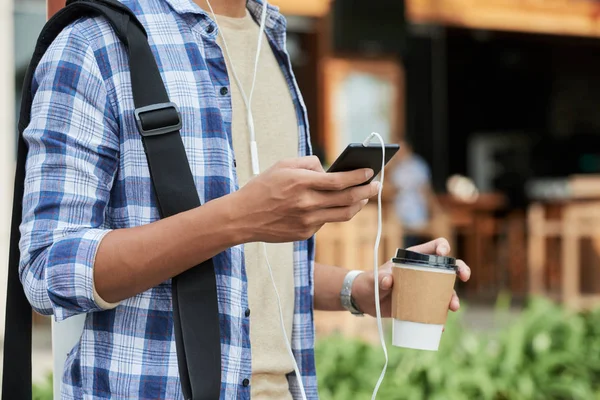 Człowieka Nie Poznania Noszenie Shirt Koszula Kratę Surfing Internet Smartfonie — Zdjęcie stockowe