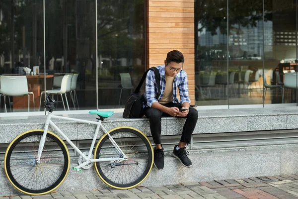 Retrato Cuerpo Entero Del Guapo Ciclista Asiático Sentado Frente Moderno — Foto de Stock