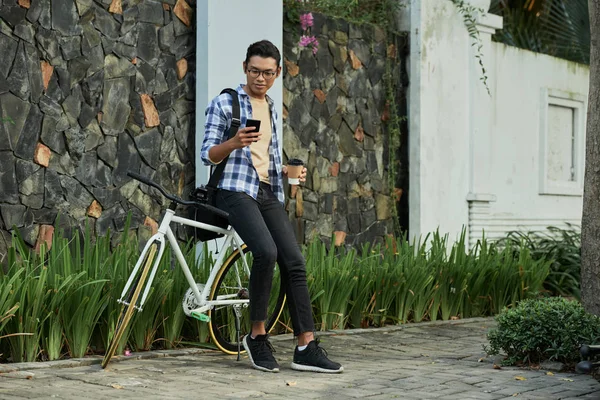 Retrato Cuerpo Entero Del Joven Asiático Sentado Silla Montar Bicicleta — Foto de Stock