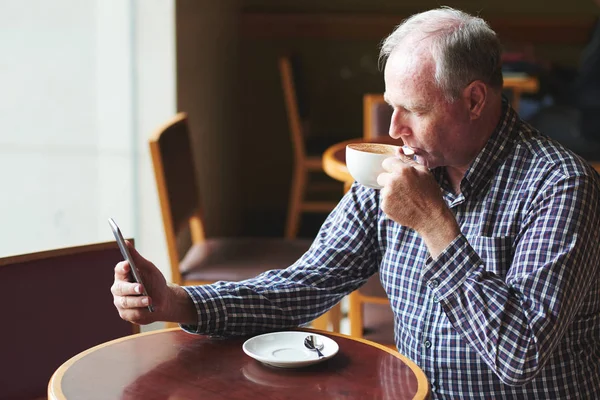 老人拿自拍喝咖啡 — 图库照片