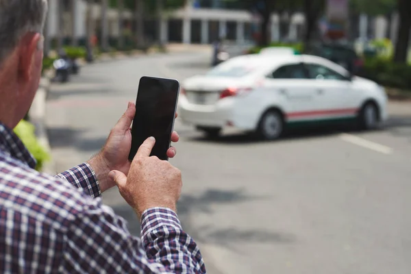 Äldre Man Med Mobilappen För Att Ringa Taxi — Stockfoto