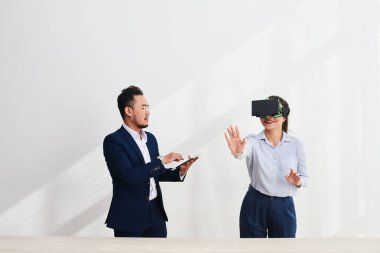 Asya geliştiriciler sanal gerçeklik kulaklık test