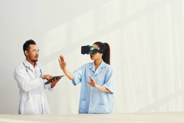 Asyalı doktor ve hemşire Vr gözlük test