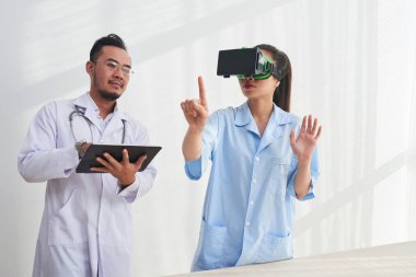 Asyalı doktor ve hemşire Vr gözlük test