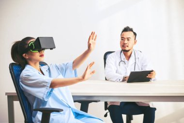 Tıbbi işçilerin Vr kulaklık dijital tablet ile masada için yepyeni app test yetenekli Grup 
