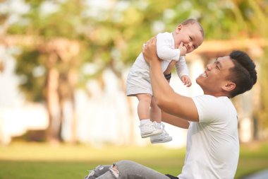 sarılma ve açık havada güzel bebek ile oynarken Asya Baba 