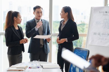 Grup Asyalı meslektaşlarının planları tartışıyor