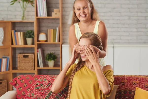 Kaukasiska Mor Och Dotter Hemma Rum Med Soffa Och Bokhylla — Stockfoto