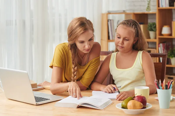 Mère Caucasienne Fille Faisant Tâche Maison Table Avec Livre — Photo