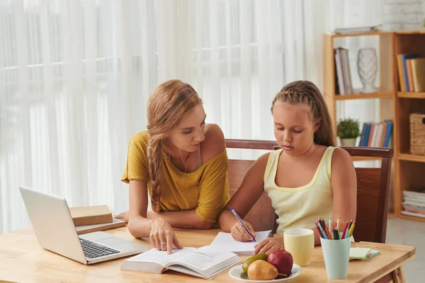 Kaukasische Mutter Und Tochter Erledigen Hausaufgaben Tisch Mit Buch Schülerin — Stockfoto