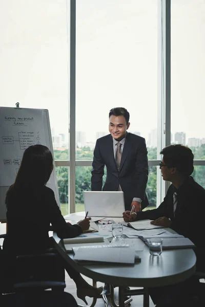 Gruppo Uomini Affari Asiatici Che Riuniscono Ufficio — Foto Stock