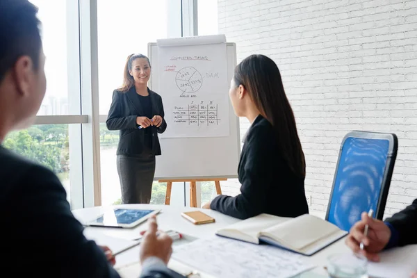 Una Dama Negocios Sonriente Explicando Estrategia Desarrollo Sus Compañeros Trabajo — Foto de Stock