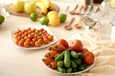 Olgun taze meyve ve sebzeler sağlıklı gıda kavram mutfak masanın üzerinde yatan yakın çekim shot