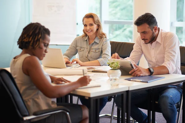 Colleghi Uomini Donne Riuniti Una Spaziosa Sala Riunioni Brainstorming Sul — Foto Stock