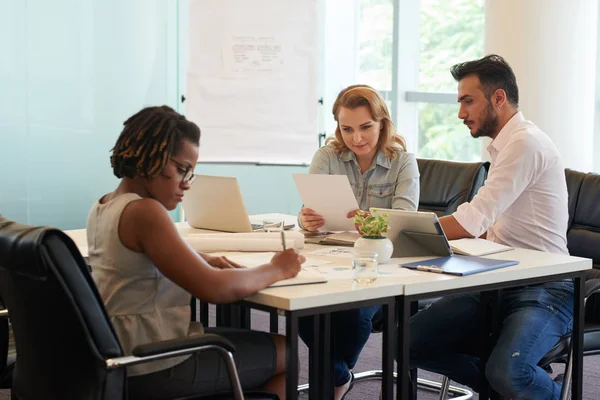 Equipo Multiétnico Gerentes Sentados Escritorio Analizando Datos Estadísticos Colega Afroamericano — Foto de Stock