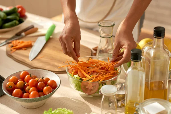 Vrouw Handen Stellen Gezonde Groenten Salade Terwijl Staande Keukentafel — Stockfoto