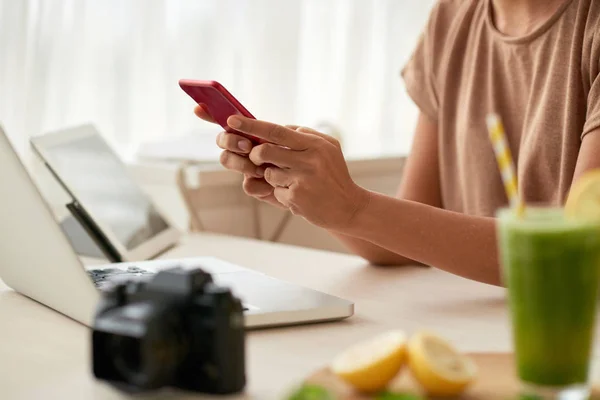 Unerkennbare Frau Sitzt Küchentisch Und Schreibt Sms Auf Smartphone — Stockfoto