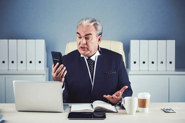 Shocked Aged Business Man Sitting Office Desk Table Looking Mobile — Stock Photo, Image